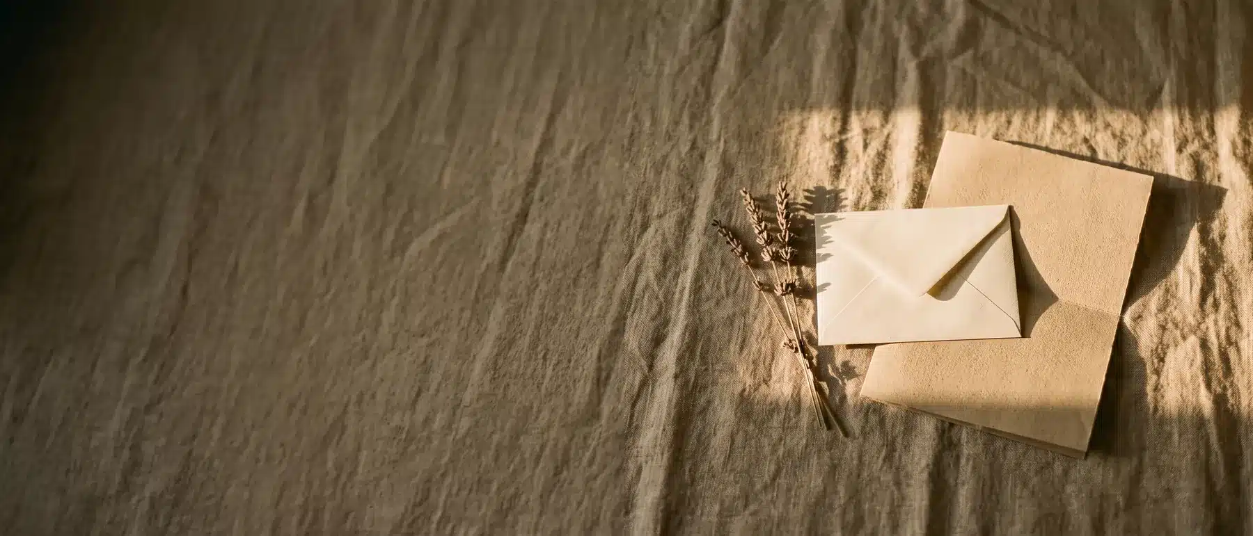 La lettre du dimanche : une enveloppe de papier crème sur du lin
